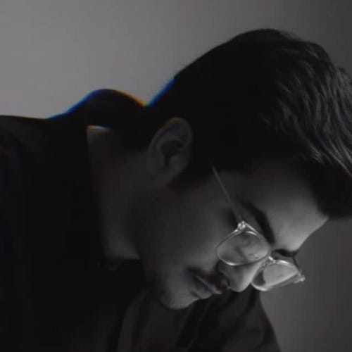 دانلود آهنگ اهورا پیرش در اومد این جوون دیگه آرزویی براش نموند