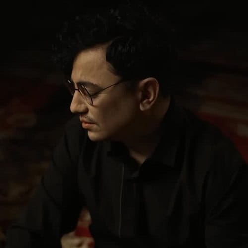 دانلود آهنگ محسن ابراهیم زاده هم خانه هم سقف و ستونم درد می کند
