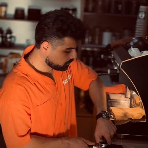 دانلود آهنگ همه بدیام سر بچه بودنم بود خوشحالم خندتو ببینم حتی از دور - آلیس موزیک