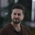 دانلود آهنگ کسی دور برم نیست که حالمو ببینه سخته برام که سرباز مادرشو نبینه