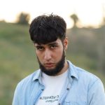 دانلود آهنگ تویس تو خونه ی روبرویی یه دختر میشنه مث خودت موهات خوش رنگه